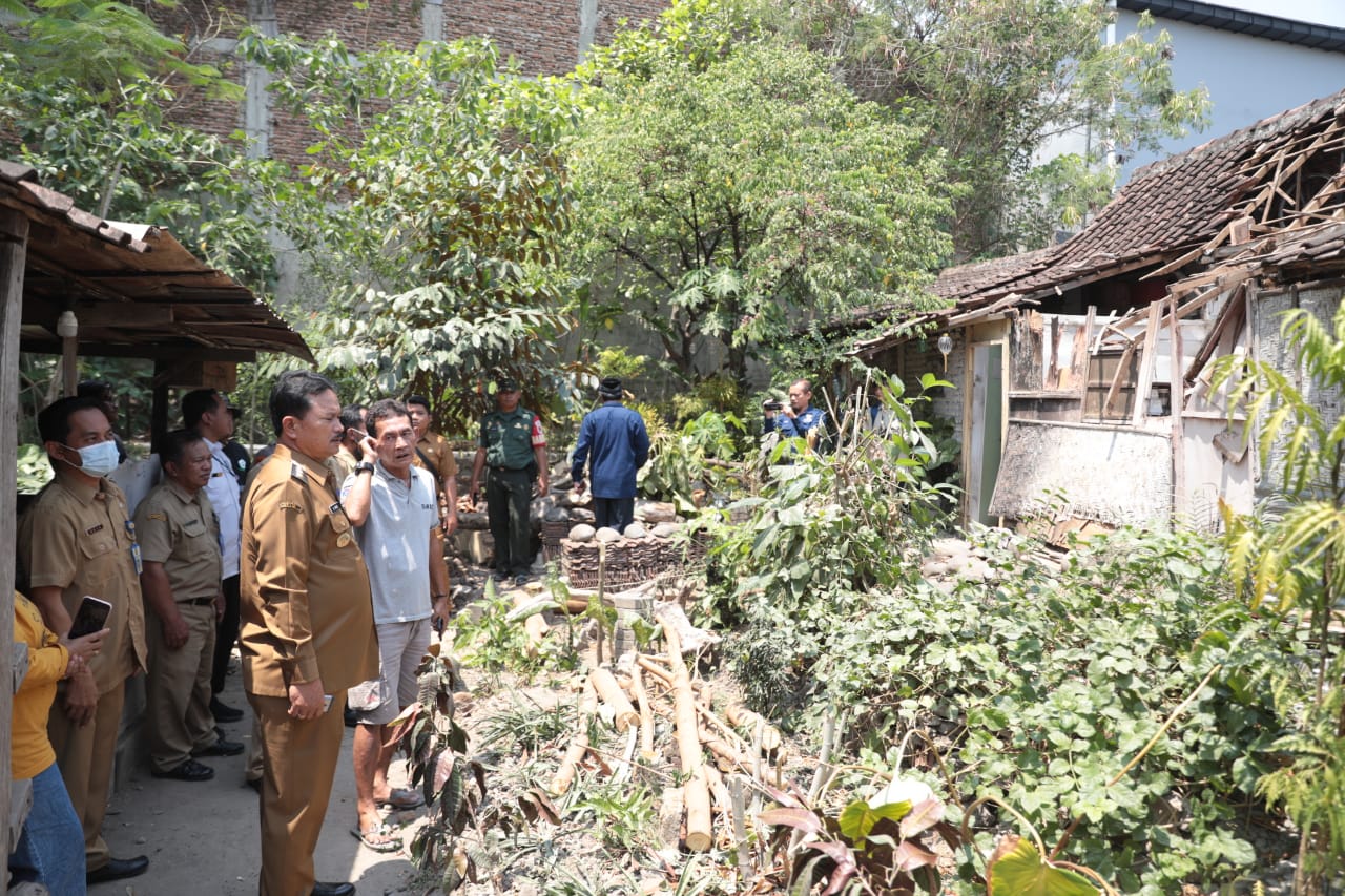 Foto 9 dari 10: Gandeng Baznas, Wali Kota Salurkan Bantuan Bagi Pemilik Rumah Ambruk di Nambangan Lor