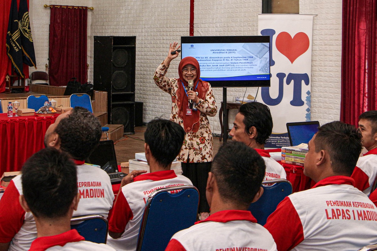 Foto 1 dari 3: Persiapan Kuliah Dari Lapas Semakin Matang, Hari Ini Warga Binaan Terima Buku Pembelajaran