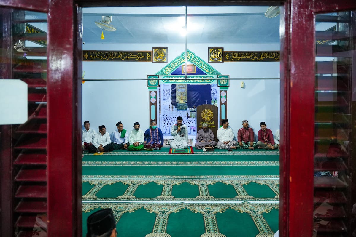 Salat Isya di Masjid Al Husna, Wali Kota Salurkan Santunan hingga Bantuan Masjid Rp 18 Juta