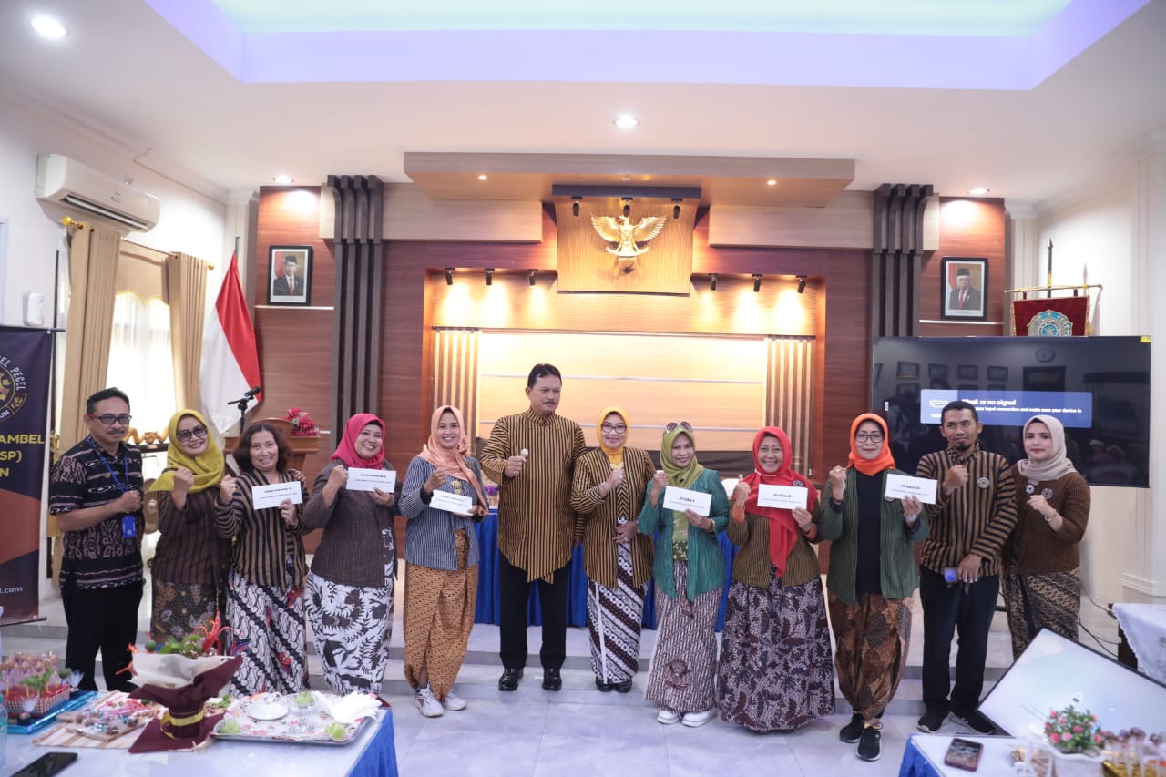 Foto 9 dari 13: Hadiri Pelatihan Produksi Permen Pecel, Wali Kota: Inovasi Baru Seperti Ini Harus Terus Dimunculkan