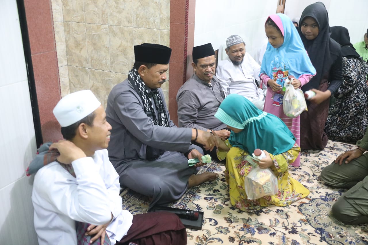 Foto 7 dari 10: Isya Berjamaah di Musala Baitul Muttaqin, Wali Kota Ajak Masyarakat Sampaikan Aspirasi