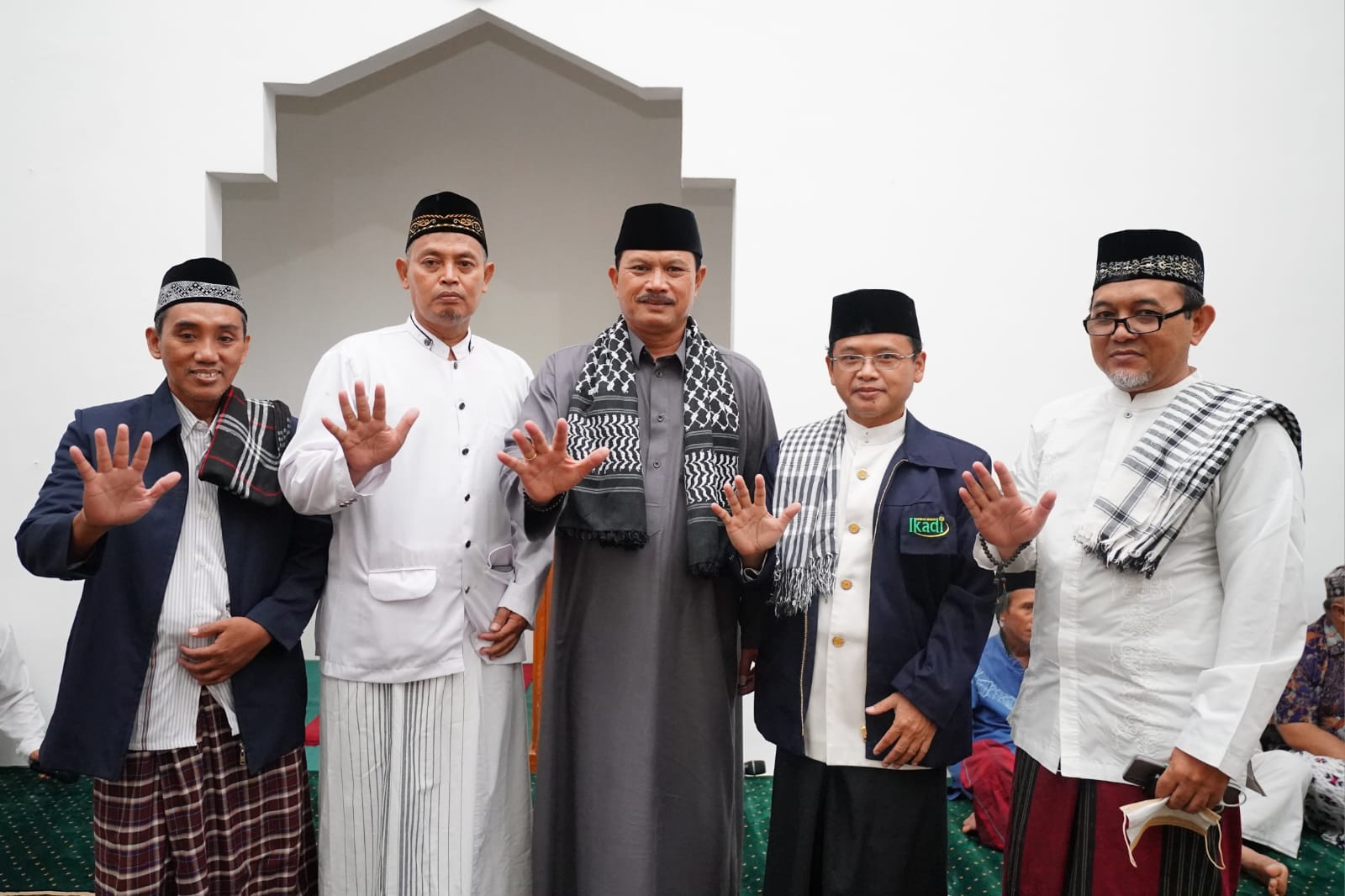 Foto 9 dari 10: Safari Ramadan di Masjid Ar-Raudhah, Wali Kota Salurkan Bantuan Sampai Sosialisasikan Persiapan Lebaran