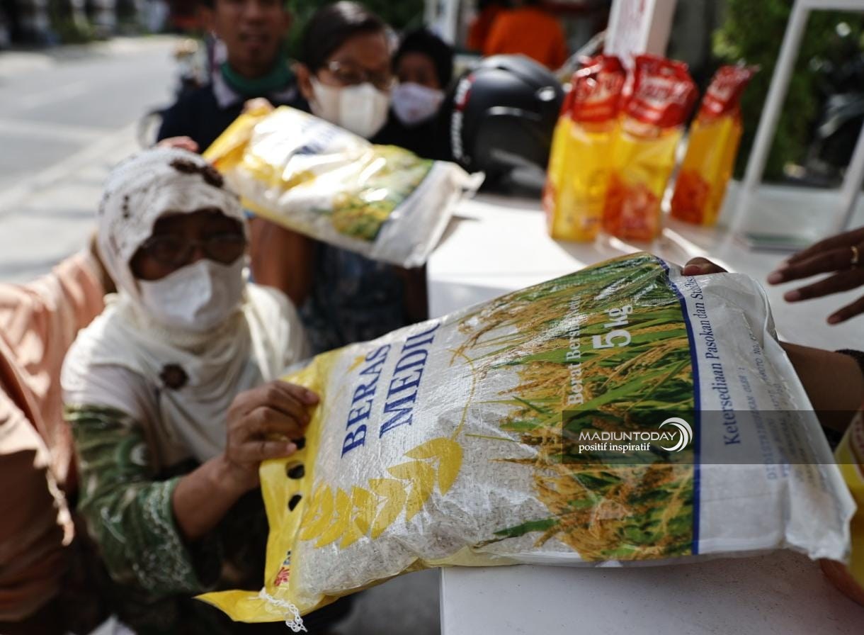 Foto 6 dari 7: Wartek Inflasi Juga Sediakan Telur, Ada Pakaian Gratis Bagi Pembeli