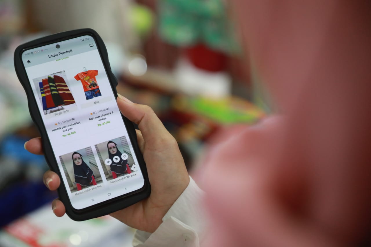Foto 1 dari 6: Lewat Aplikasi Pasar e-Madiun, Pedagang Belajar Pemasaran Secara Online