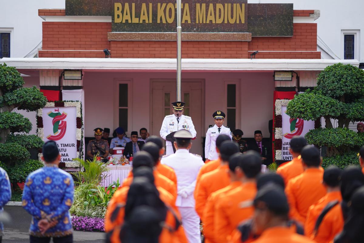 Foto 11 dari 16: Gelar Upacara Hari Jadi ke-79 Pemprov Jatim, Pj Wali Kota Ajak Masyarakat Berperan Aktif dan Ikut Sukseskan Pemilu