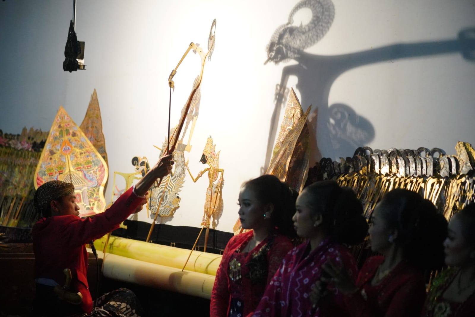 Foto 4 dari 13: Hadiri Pagelaran Wayang Kulit Hari Jadi Magetan, Wali Kota: Sekaligus Ajang Promosi Destinasi Wisata