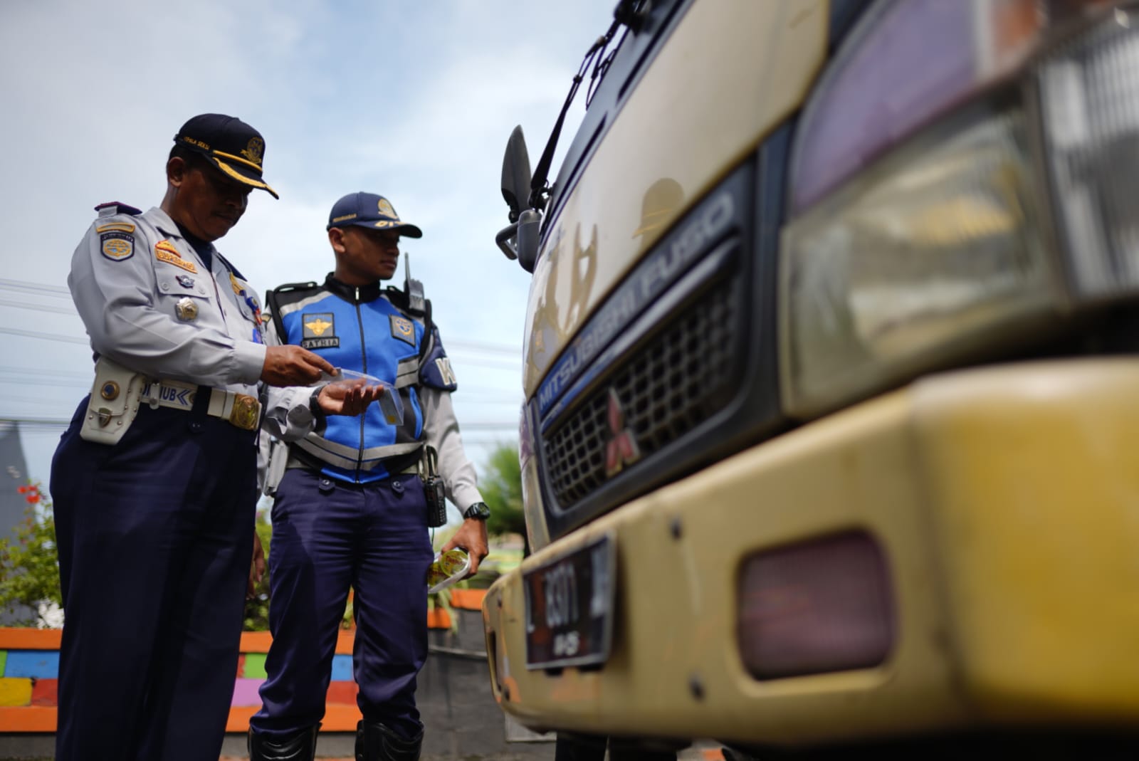 Foto 3 dari 6: Tertib Berlalu Lintas, Pengemudi Angkutan Barang Dapat Reward dari Petugas
