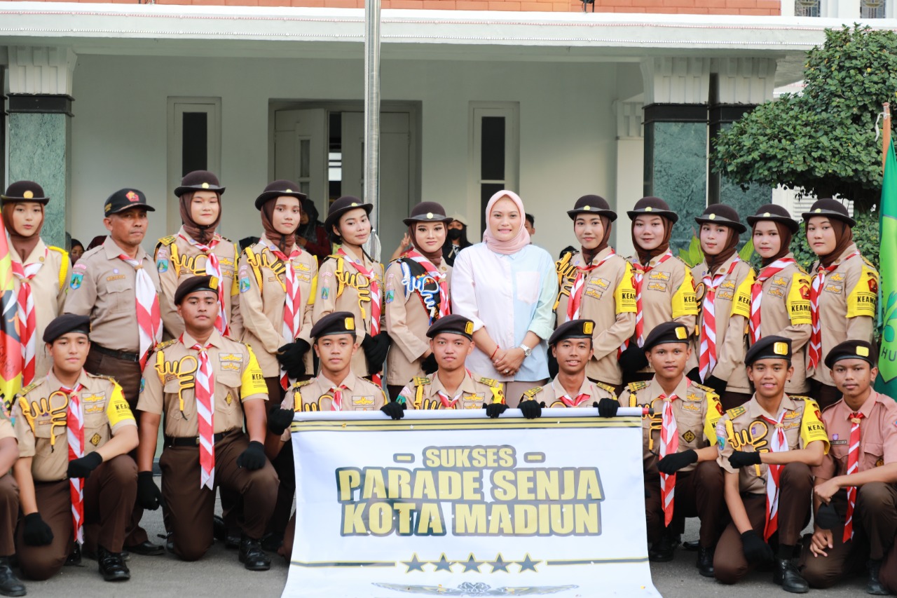 Foto 5 dari 9: Parade Senja SMPN 10 dan PBB Kreasi Kwarcab Pramuka Kota Madiun Banjir Atensi