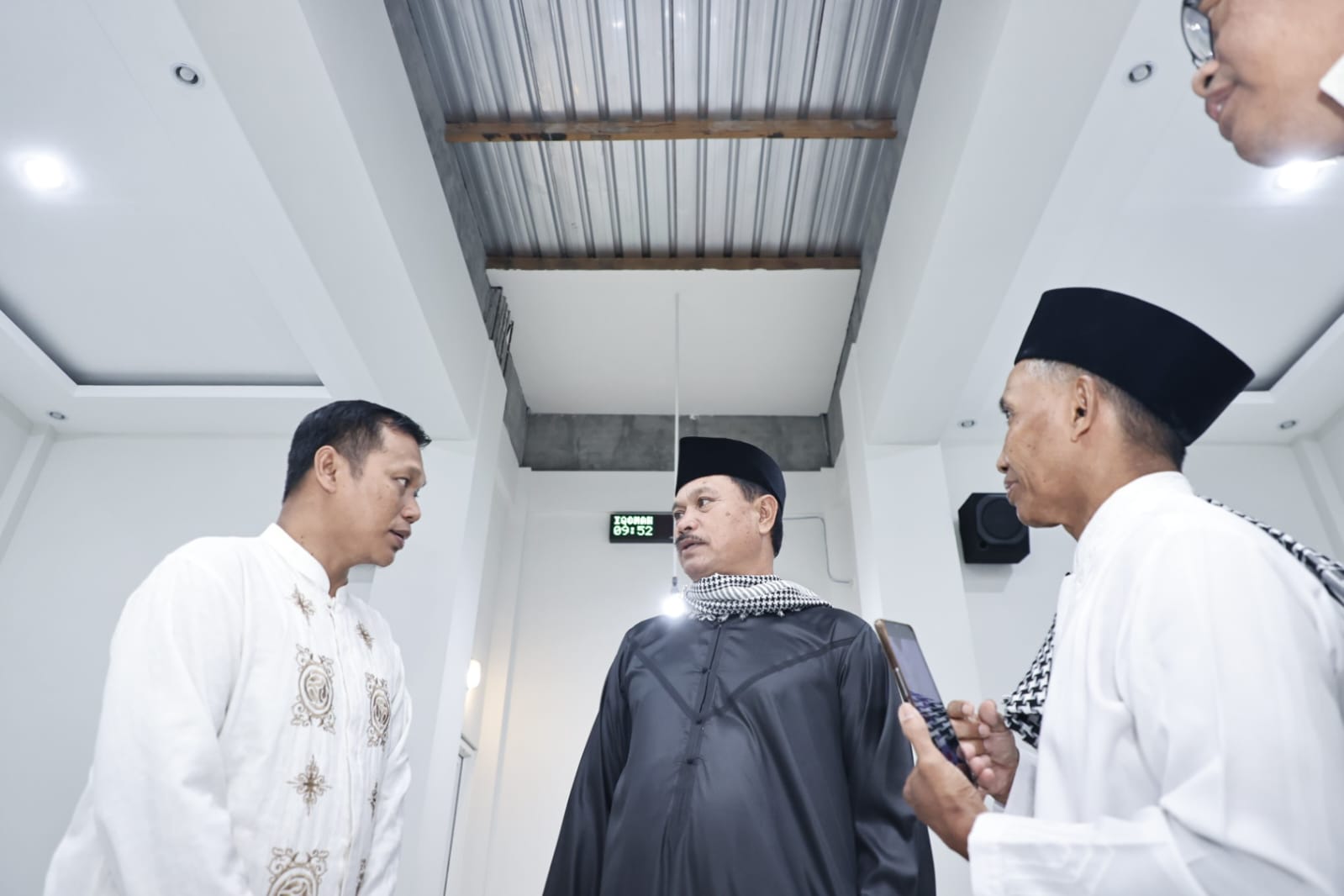 Foto 12 dari 12: Tarawih di Masjid Baiturohim Lanjutan Safari Ramadan, Wali Kota Harap Jamaah Tak Khawatir Kebutuhan Pokok Lebaran