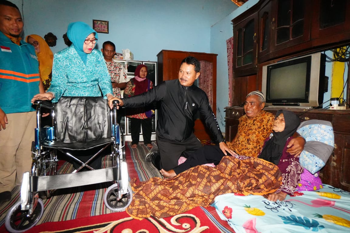 Foto utama berita: Tiga Tahun Ngebrok, Miasih Senang Ibunya Dapat Bantuan Kursi Roda Dari Wali Kota