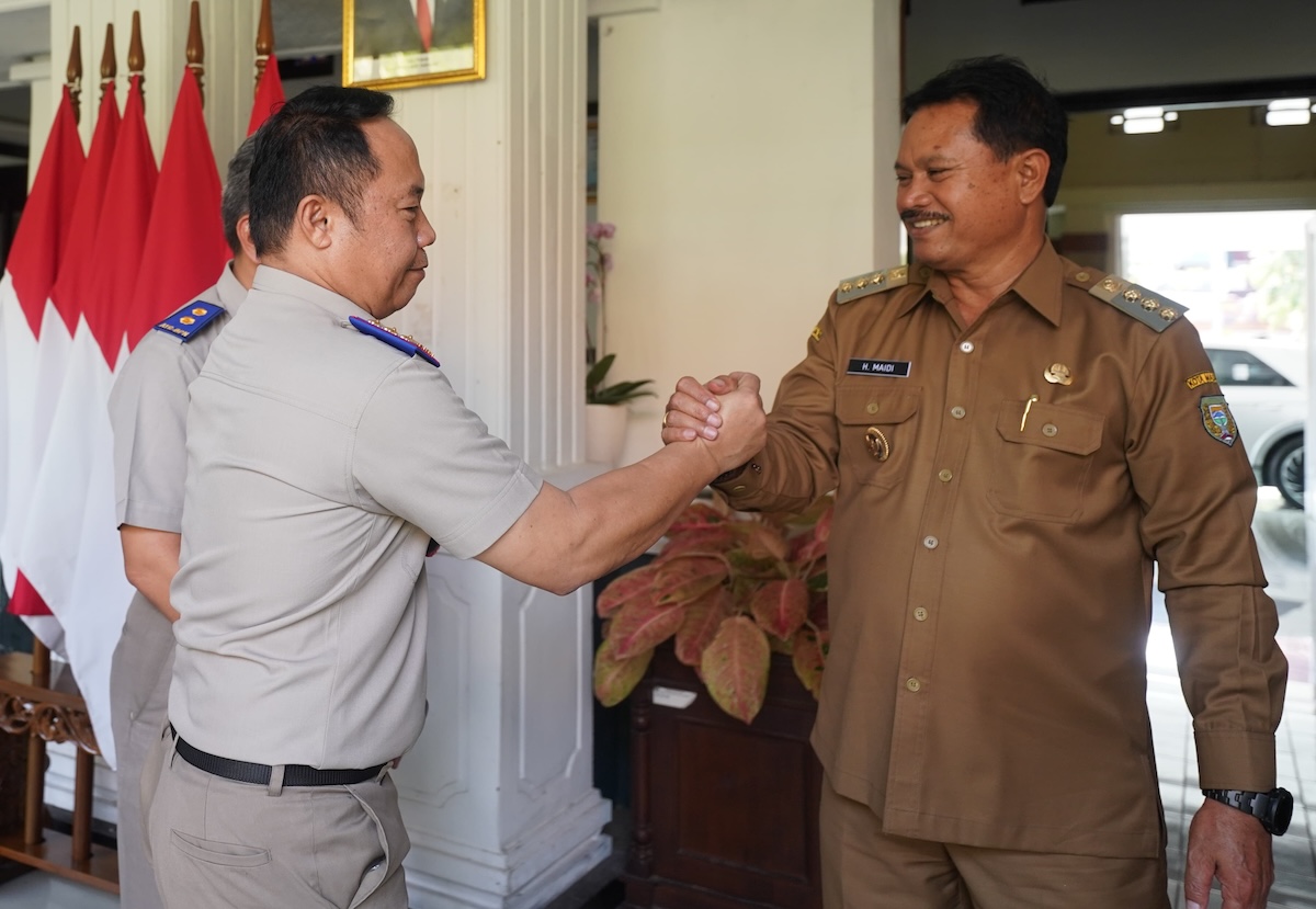 Foto 7 dari 9: Serah Terima Perdana Sertipikat Tanah Elektronik, Wali Kota Dr.Maidi: Pendataan Tanah Lebih Efektif