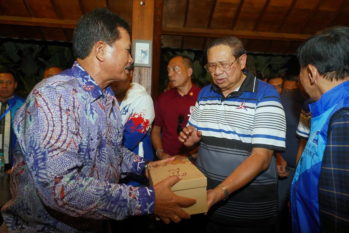 Foto 2 dari 9: Wali Kota Sambut Kedatangan SBY Di Kota Madiun