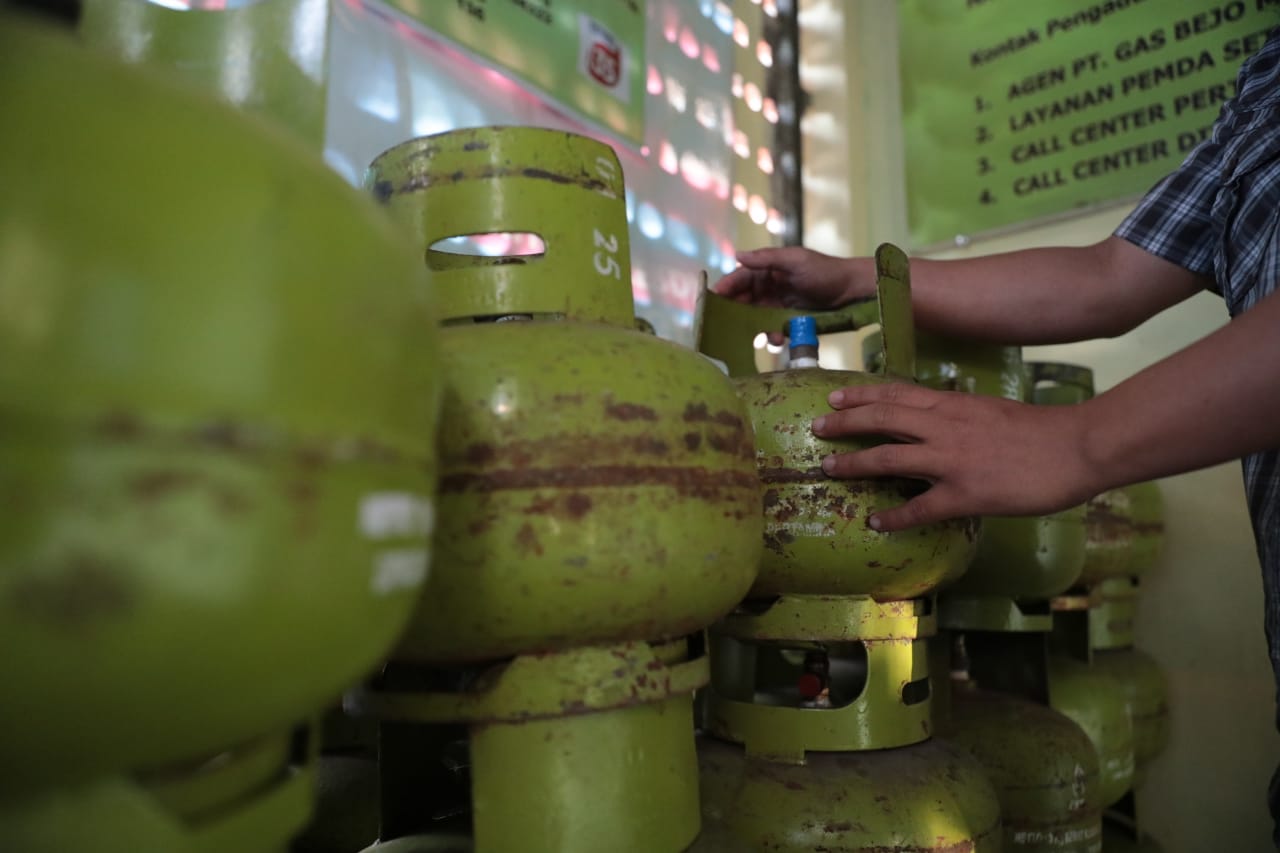 Foto 2 dari 3: Pertamina Jamin Ketersediaan LPG 3 Kilogram  Aman