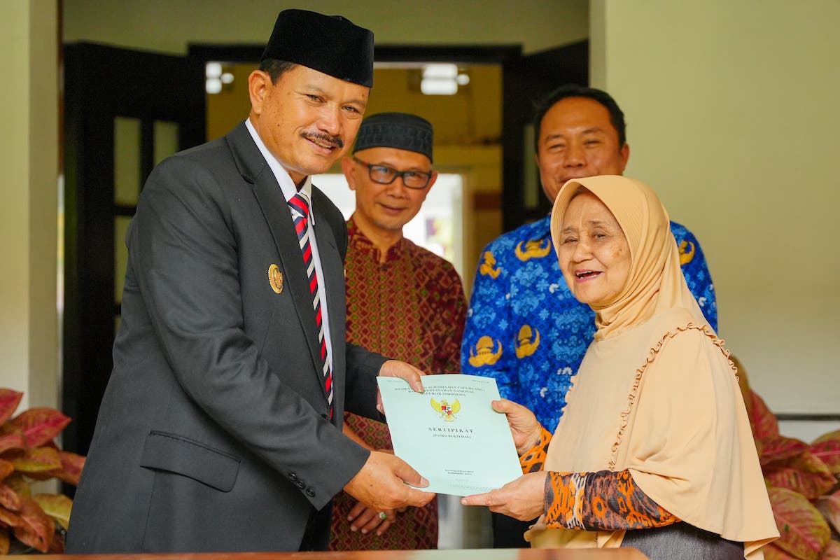 Foto 4 dari 9: Terima Wakaf Tanah Makam Keluarga Tri Rejeki, Wali Kota Sampaikan Terima Kasih dan Apresiasi