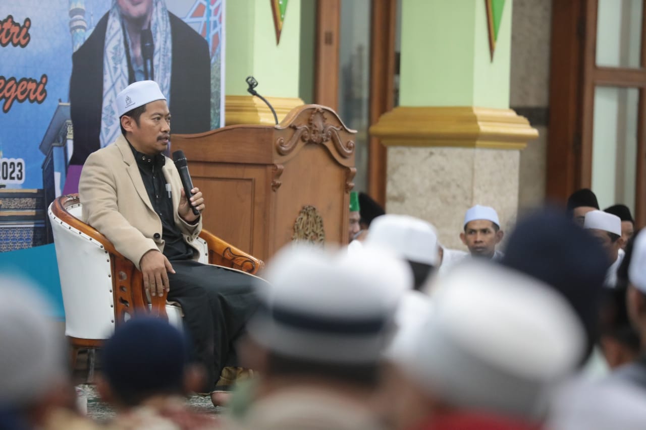 Foto 10 dari 11: Wali Kota Maidi Beri Apresiasi Digelarnya Pengajian Umum Peringatan Hari Santri