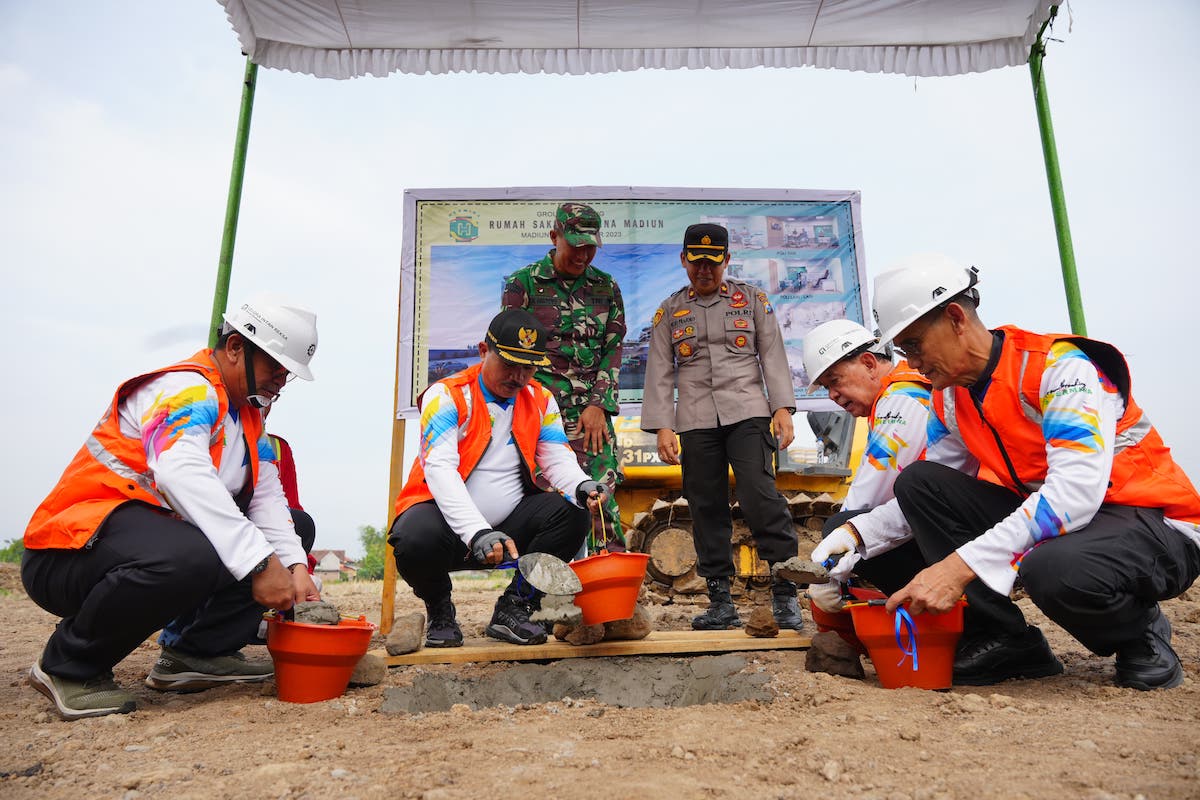 Foto 3 dari 8: Peletakan Batu Pertama RS Hermina, Kota Madiun: Fasilitas Kesehatan di Kota Madiun Makin Banyak Pilihan