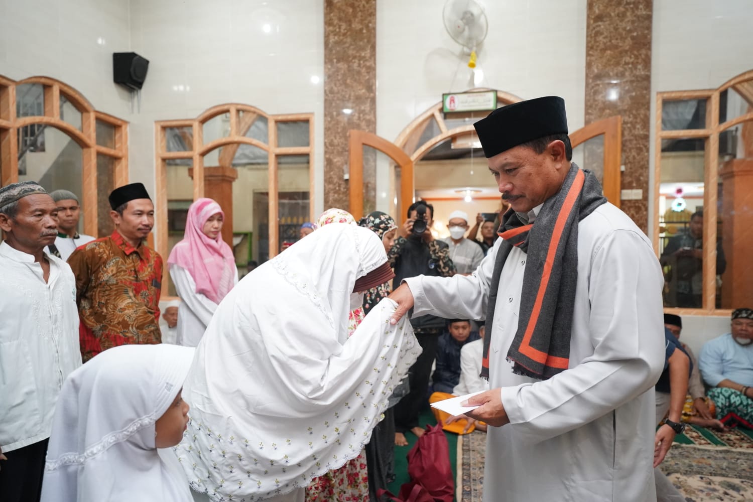Foto 9 dari 10: Salat Isya di Masjid Al-Furqon, Wali Kota Belanja Masalah Langsung dari Jamaah