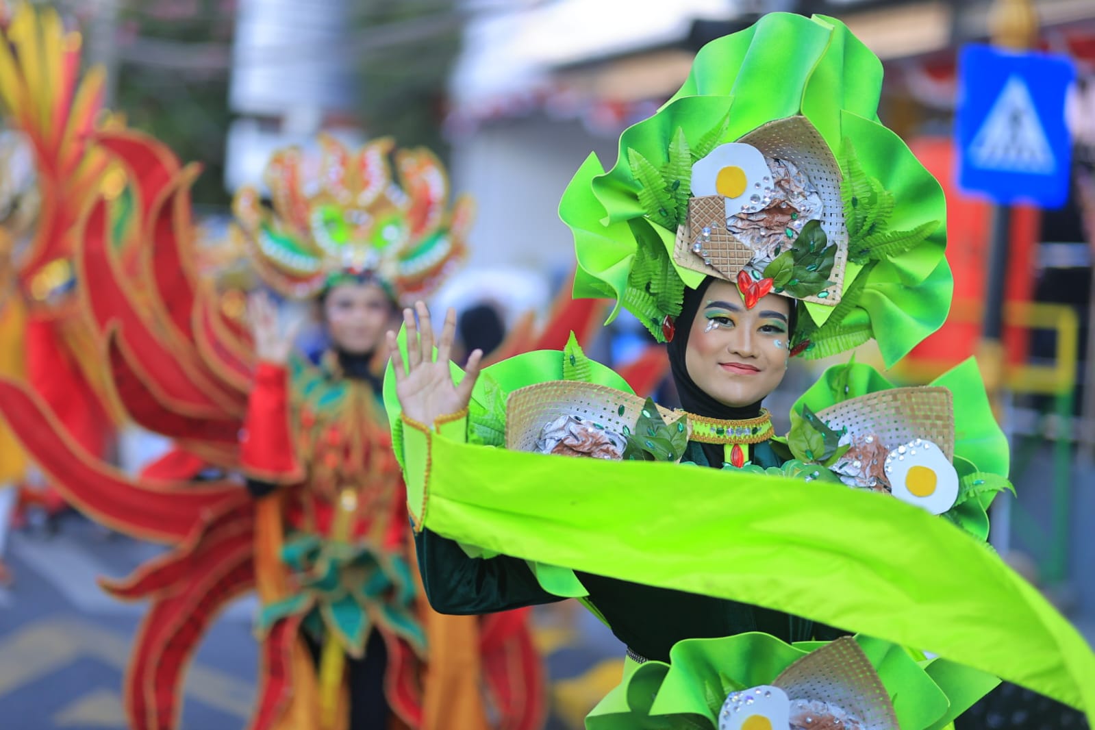Foto 6 dari 8: Parade Senja SMPN 2 dan PBB Kreasi SMKN 3 Banjir Atensi