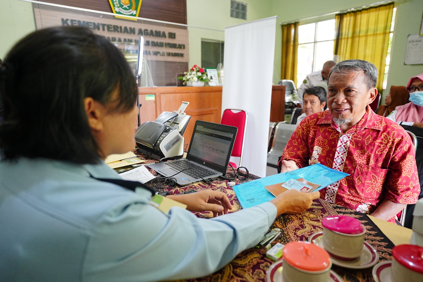 Foto 5 dari 8: Jalin Kerjasama dengan Kantor Imigrasi Kelas II Madiun, Kemenag Kota Madiun Gelar Perekaman Foto Paspor CJH