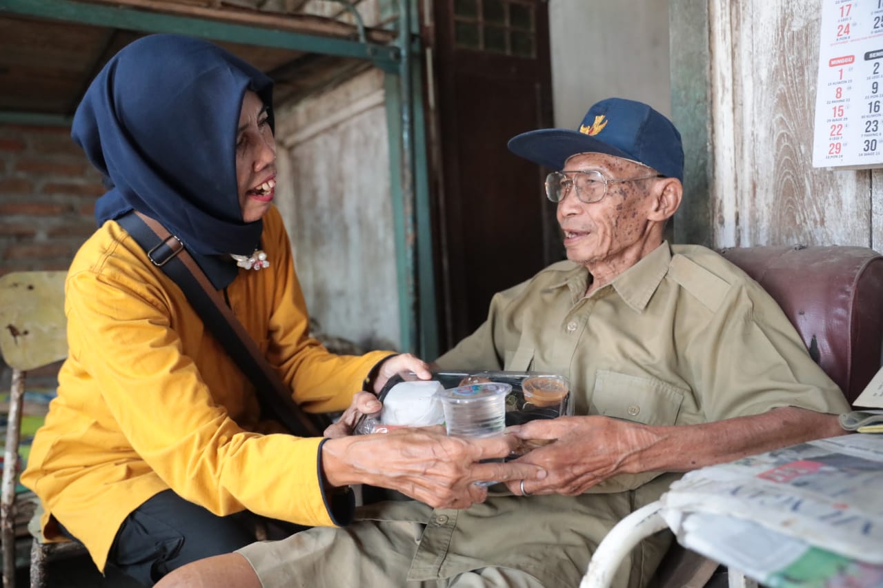 Foto 3 dari 4: Program Berlanjut, Permakanan Lansia Tunggal Bantu Warga Penuhi Kebutuhan Gizi Harian