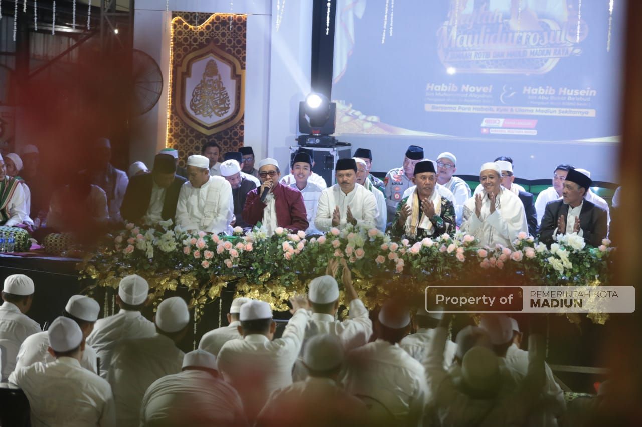 Foto 10 dari 16: Hadiri Peringatan Maulid Nabi Muhammad SAW, Wali Kota Ajak Masyarakat Tingkatkan Iman dan Taqwa