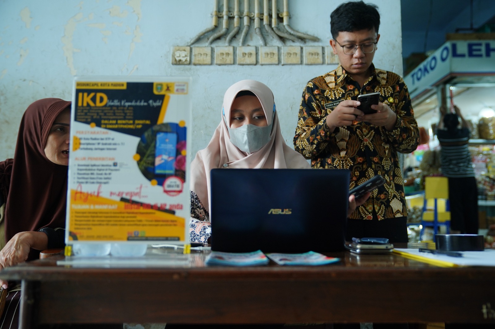 Foto 1 dari 4: Kejar Target, Dukcapil Kota Madiun Buka Layanan Instal IKD di Pasar Besar