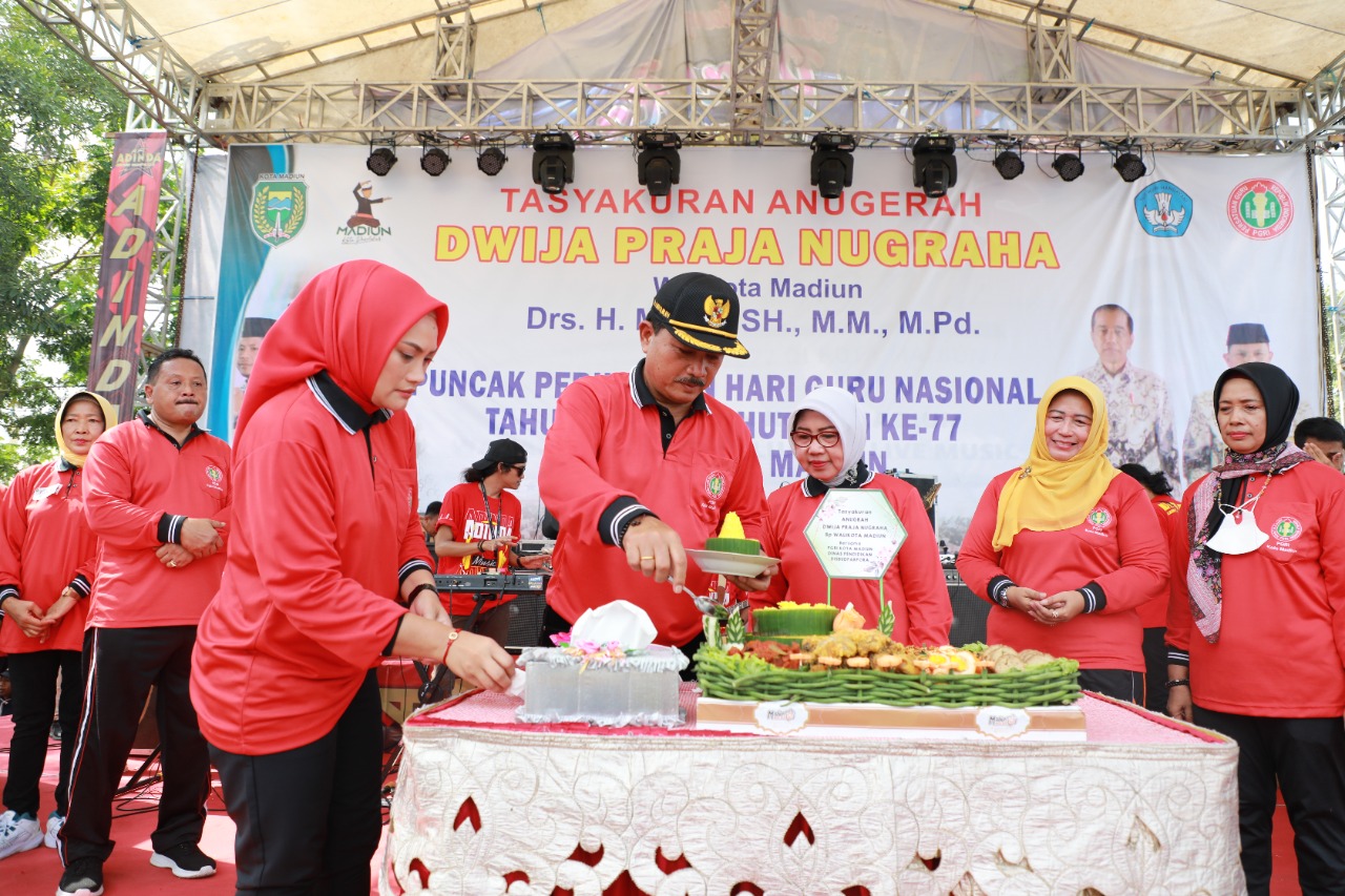 Foto 1 dari 9: Wali Kota Maidi Raih Anugerah Dwija Praja Nugraha, PGRI Gelar Tasyakuran