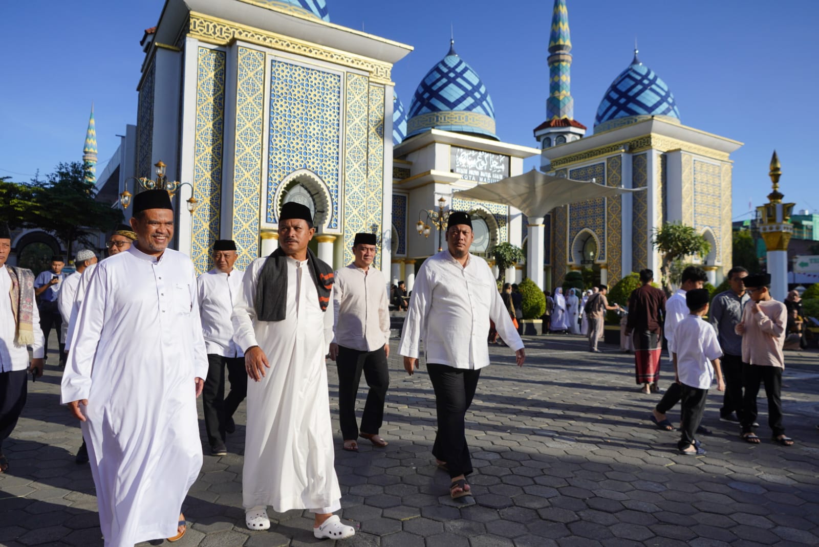 Foto 7 dari 8: Salat Idul Adha di Masjid Agung Baitul Hakim, Wali Kota Pesan Pembagian Tepat Sasaran