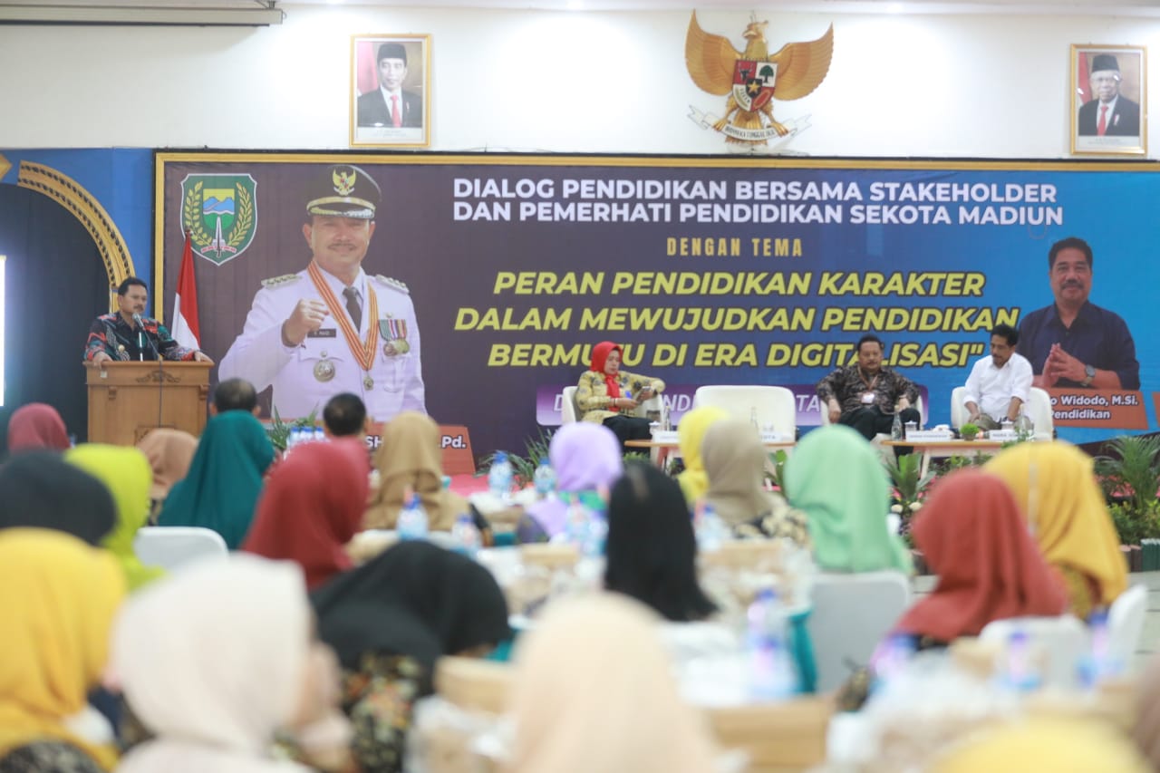 Foto 12 dari 12: Gelar Dialog Kebijakan Pendidikan, Wali Kota Dr.Maidi Harap Seluruh Stakeholder Saling Berkolaborasi