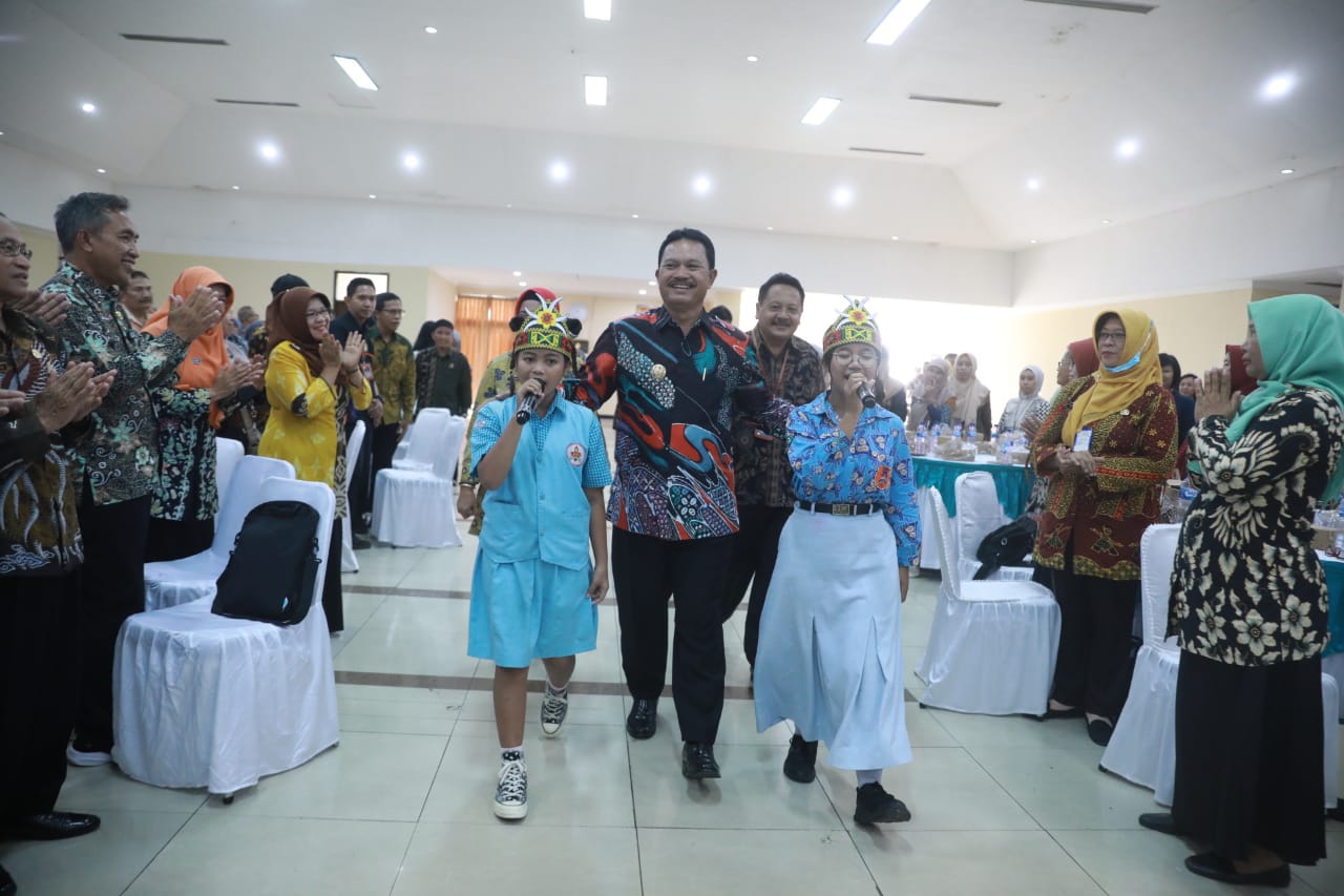 Foto 5 dari 12: Gelar Dialog Kebijakan Pendidikan, Wali Kota Dr.Maidi Harap Seluruh Stakeholder Saling Berkolaborasi