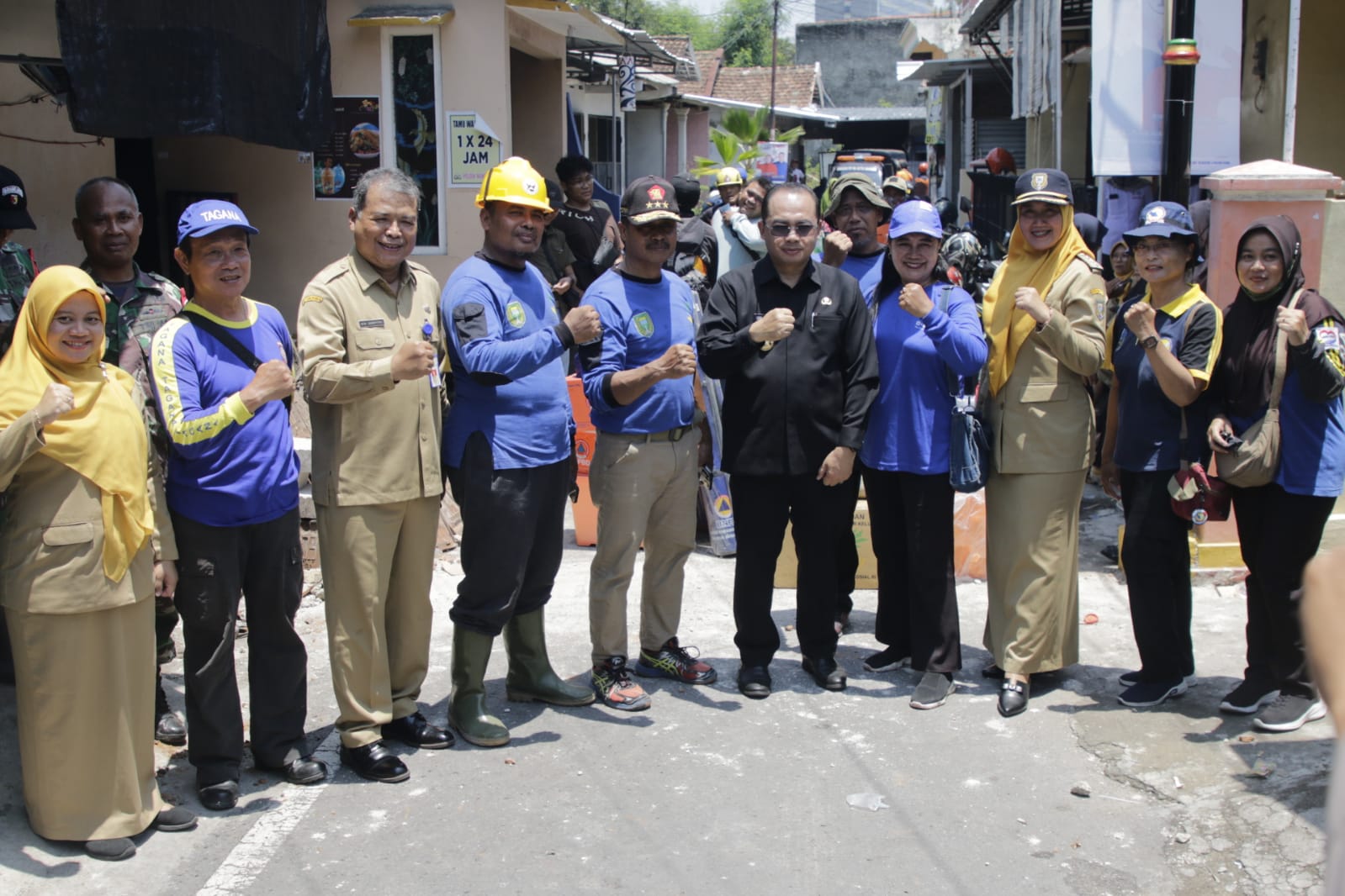 Foto 11 dari 11: Pj Walikota Serahkan Bantuan Kepada Korban Rumah Roboh