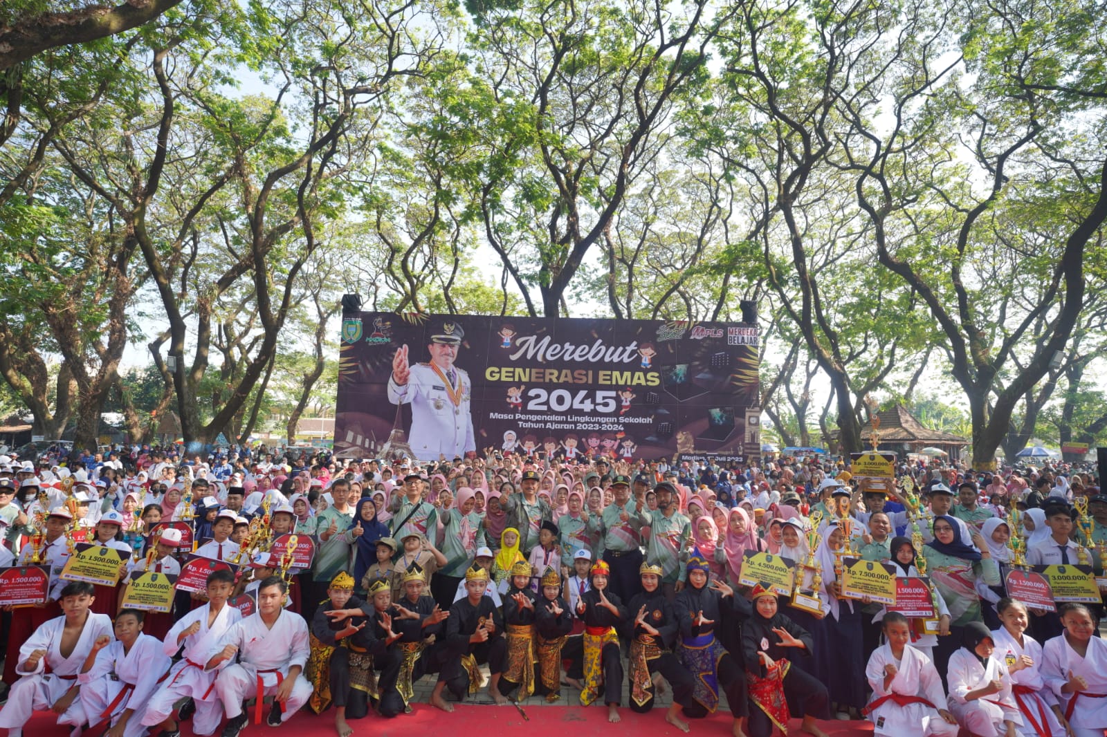 Foto 7 dari 9: Buka MPLS Tahun Ajaran 2023/2024, Wali Kota Maidi Tegaskan Tidak Ada Kekerasan Apapun Dalam MPLS