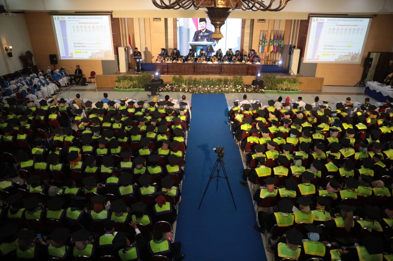 Foto 3 dari 13: Hadiri Wisuda Unipma, Wali Kota Maidi: Wisudawan Agen Perubahan