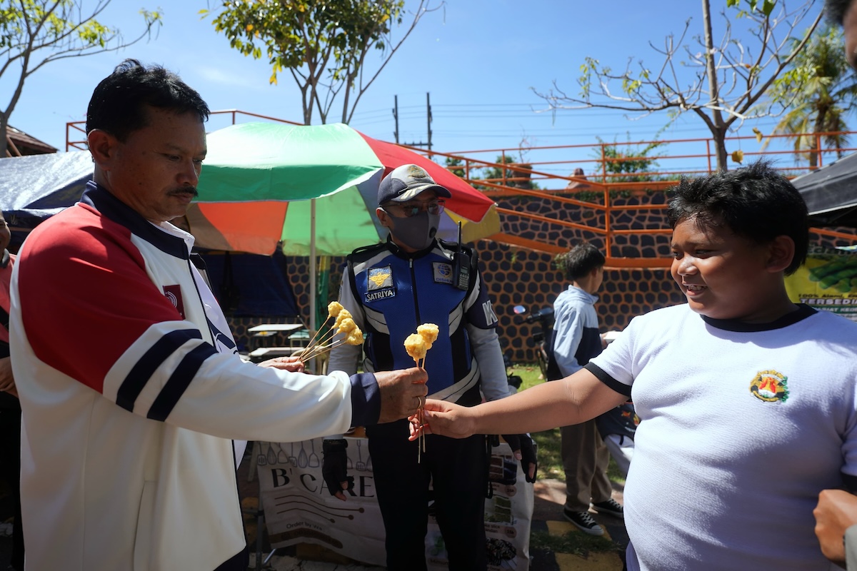 Foto 4 dari 9: Hore dapat Traktiran dari Pak Wali