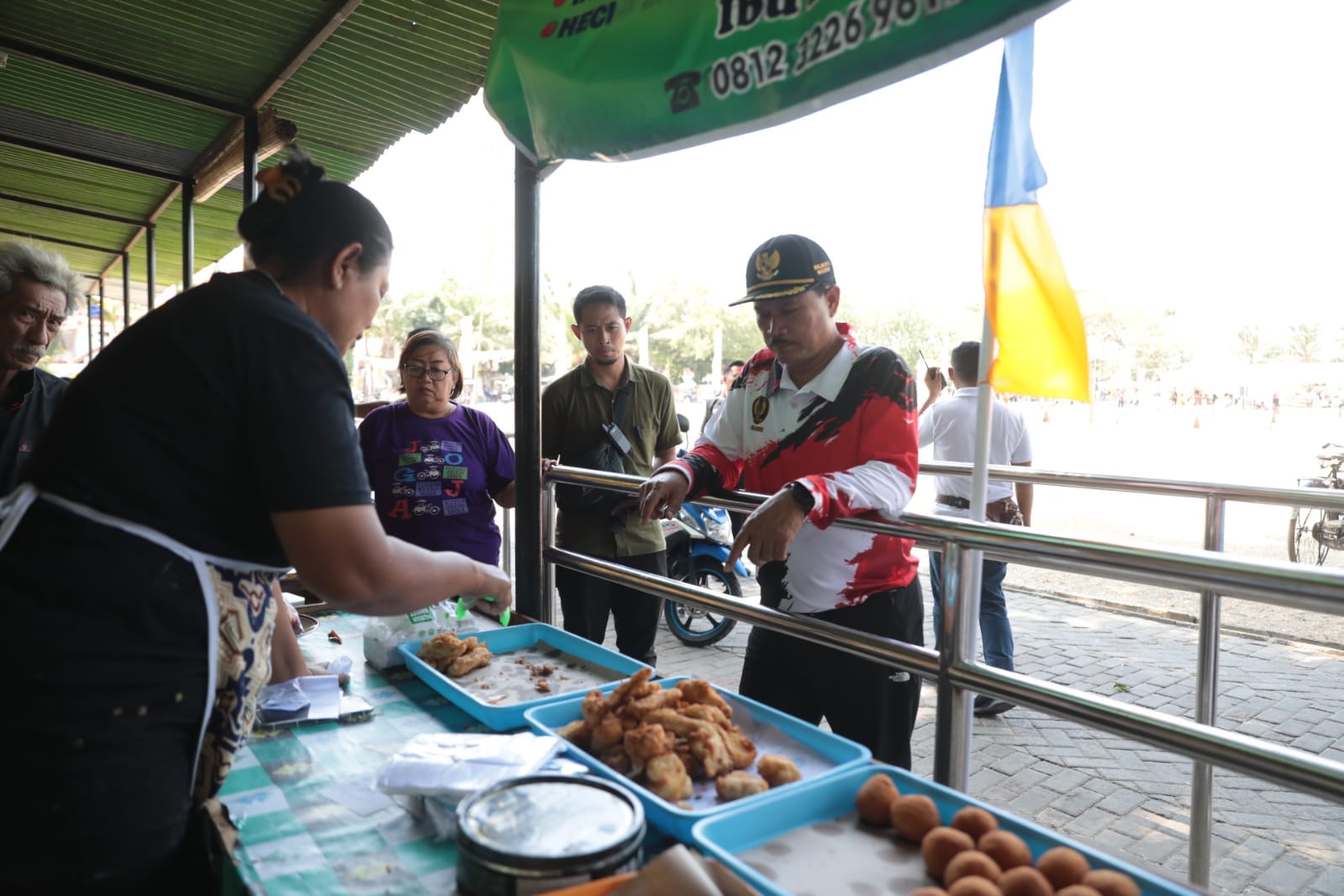 Foto 13 dari 14: Sambang Lapangan Gulun, Wali Kota Borong Dagangan Warga