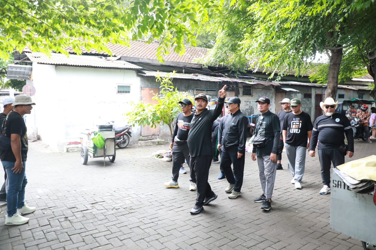 Foto 9 dari 12: Tak Hanya Tinjau Saluran, Wali Kota Juga Borong Makanan untuk Dibagikan