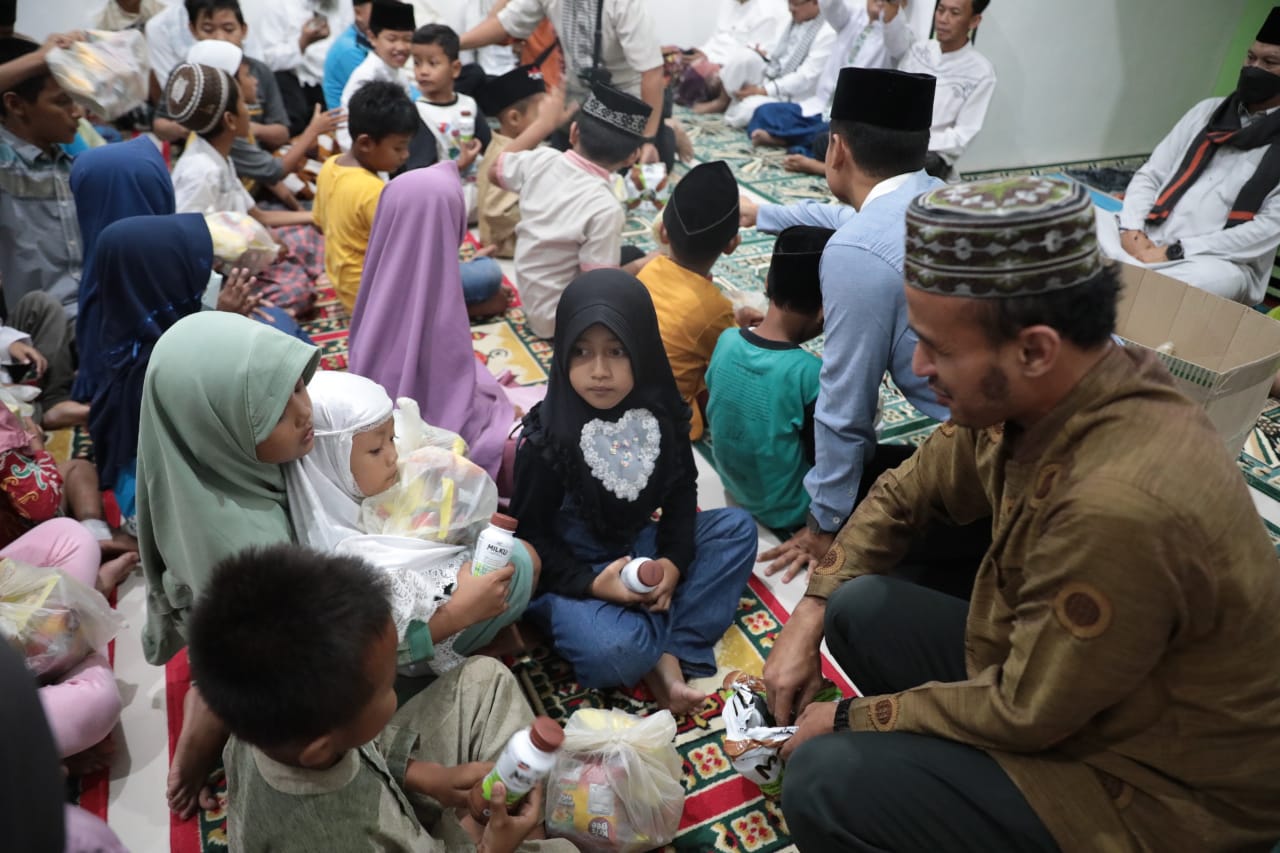 Foto 11 dari 13: Gelar Salat Isya di Masjid Al Amin Kelurahan Demangan, Wali Kota Maidi Sampaikan Pembangunan dan Salurkan Bantuan