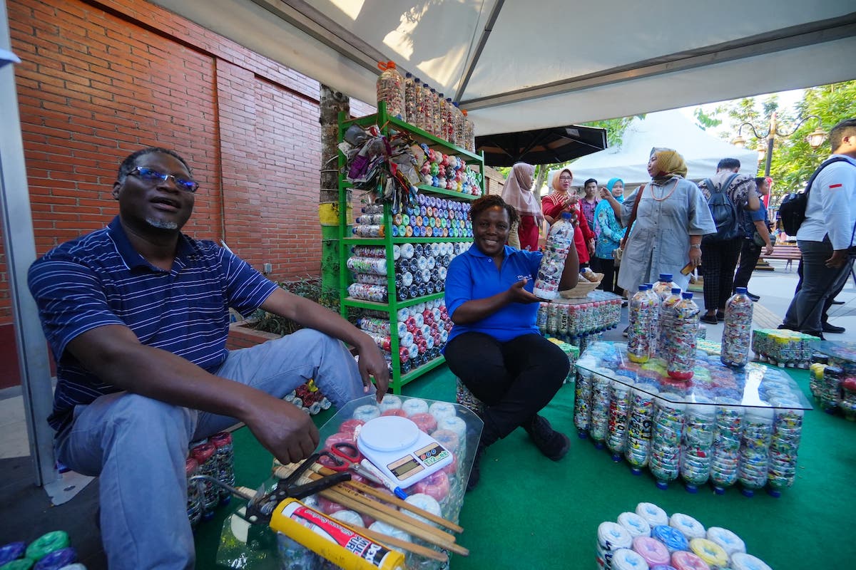 Foto 2 dari 9: Delegasi Kenya Borong Produk UMKM Kota Pendekar di Galeri Dekranasda