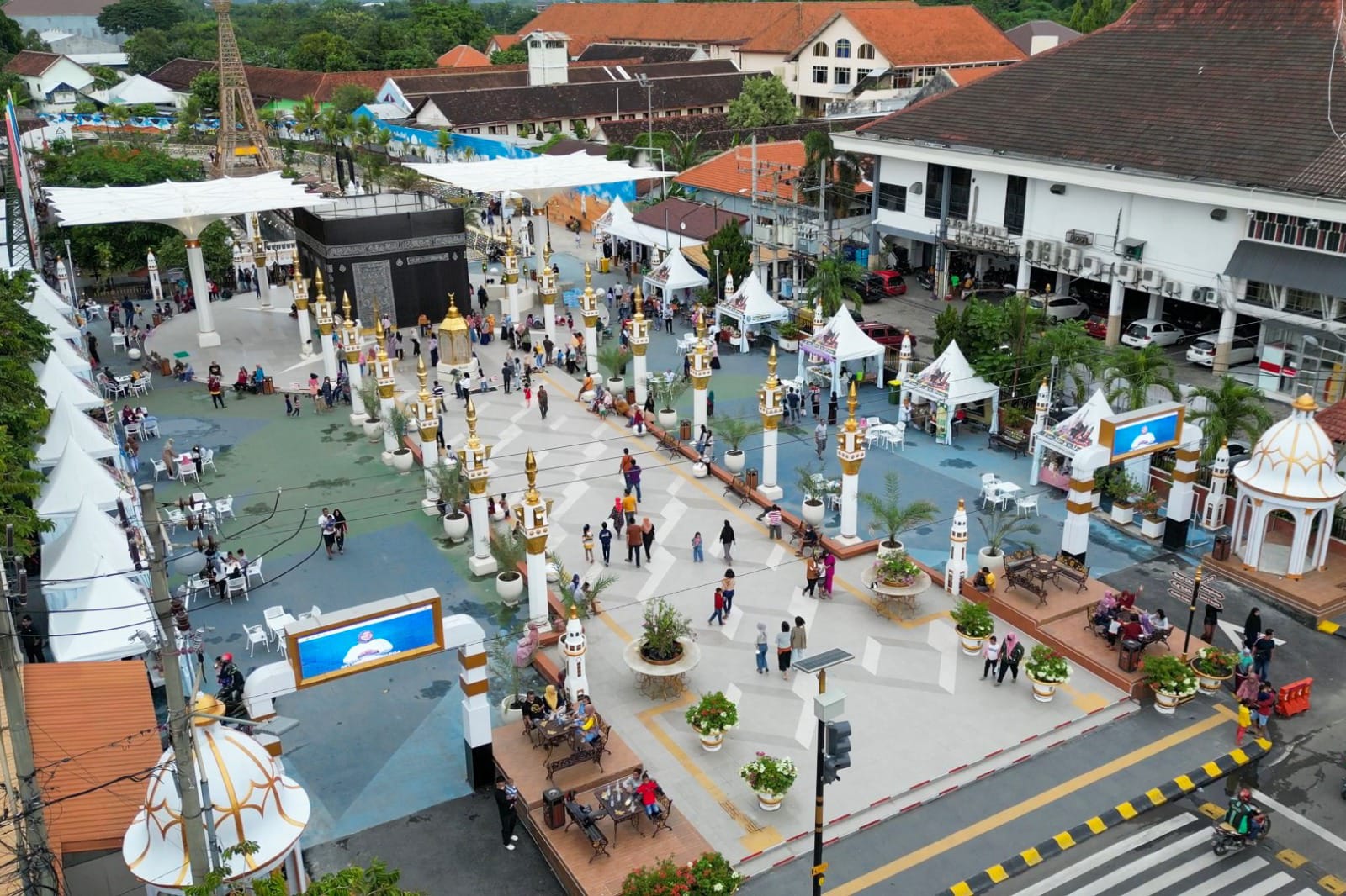 Foto 2 dari 3: Omset Pedagang PRC Sampai Rp 11 Juta Sehari, Disnaker Tambah Tenda di Lorong Sumber Wangi Libur Lebaran Nanti