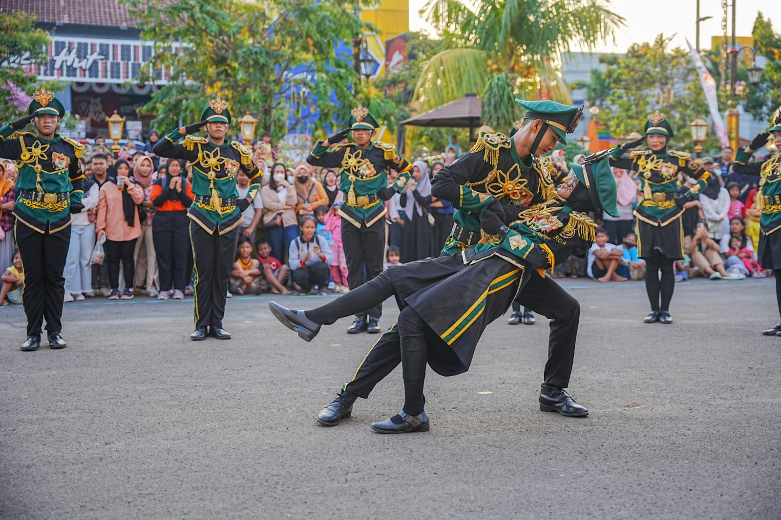 Foto 2 dari 7: Bawakan Tema Pencak Silat Dan Retno Dumilah, Parade Senja Pukau Pengunjung PSC