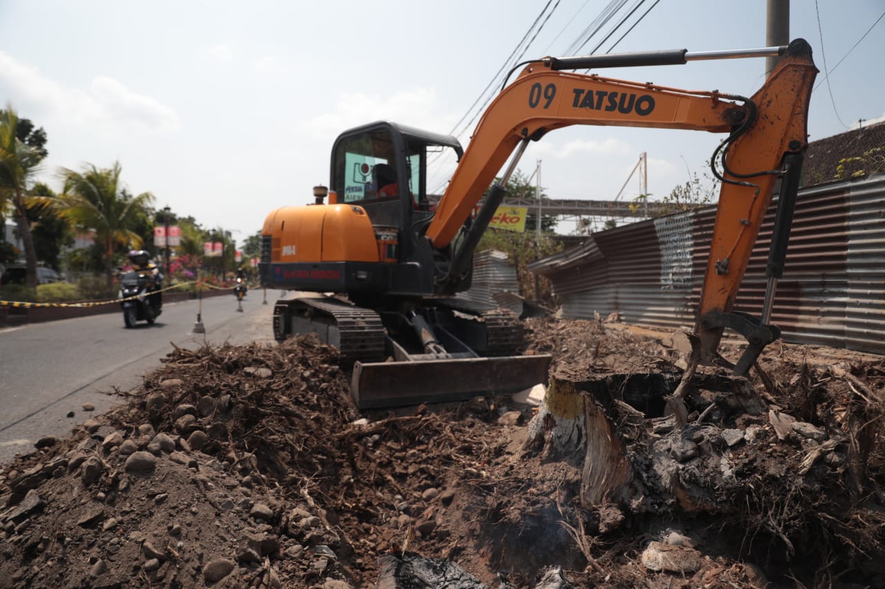 Foto 1 dari 8: Mulai Kerjakan di Jalan Kompol Sunaryo, Pedestrian Jantung Kota Bakal Nyambung Satu dengan Lainnya