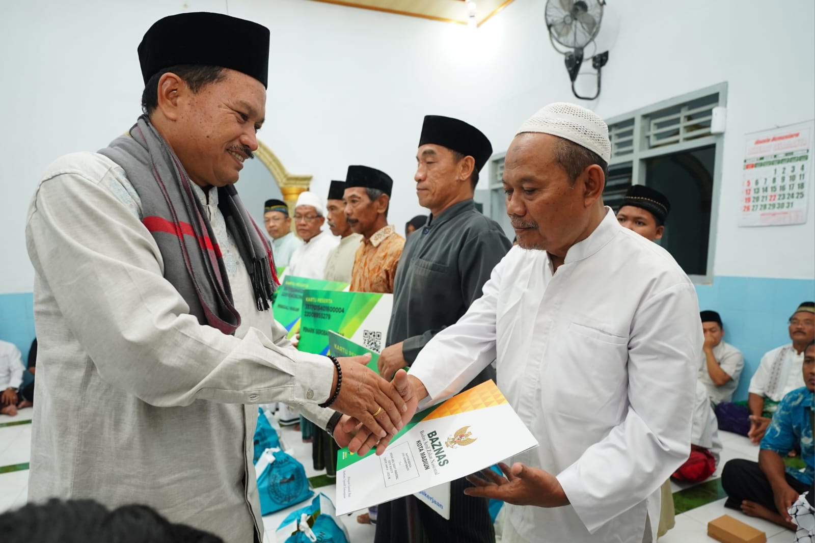 Foto 9 dari 10: Salat Isya di Masjid Miftahul Huda, Wali Kota Ajak Jamaah Bangun Nuansa Religi Jelang Puasa