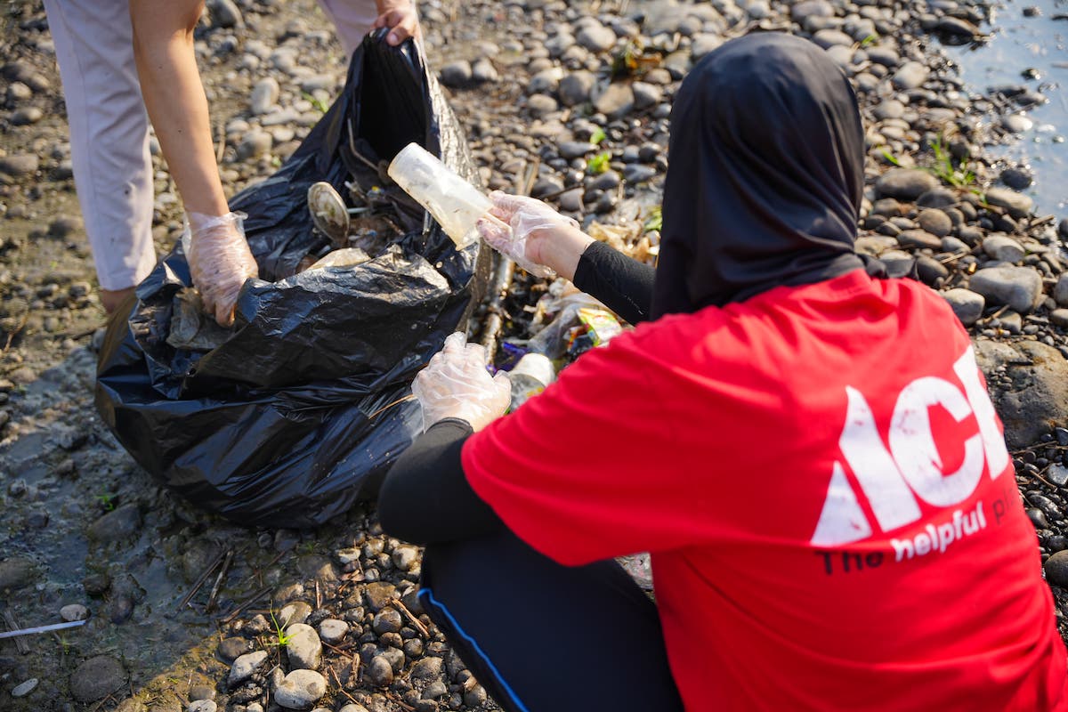 Foto 3 dari 9: Peduli Lingkungan Sekaligus Peringati World Clean Up Day, Ace Hardware Gelar Bersih-Bersih Kali Bantaran