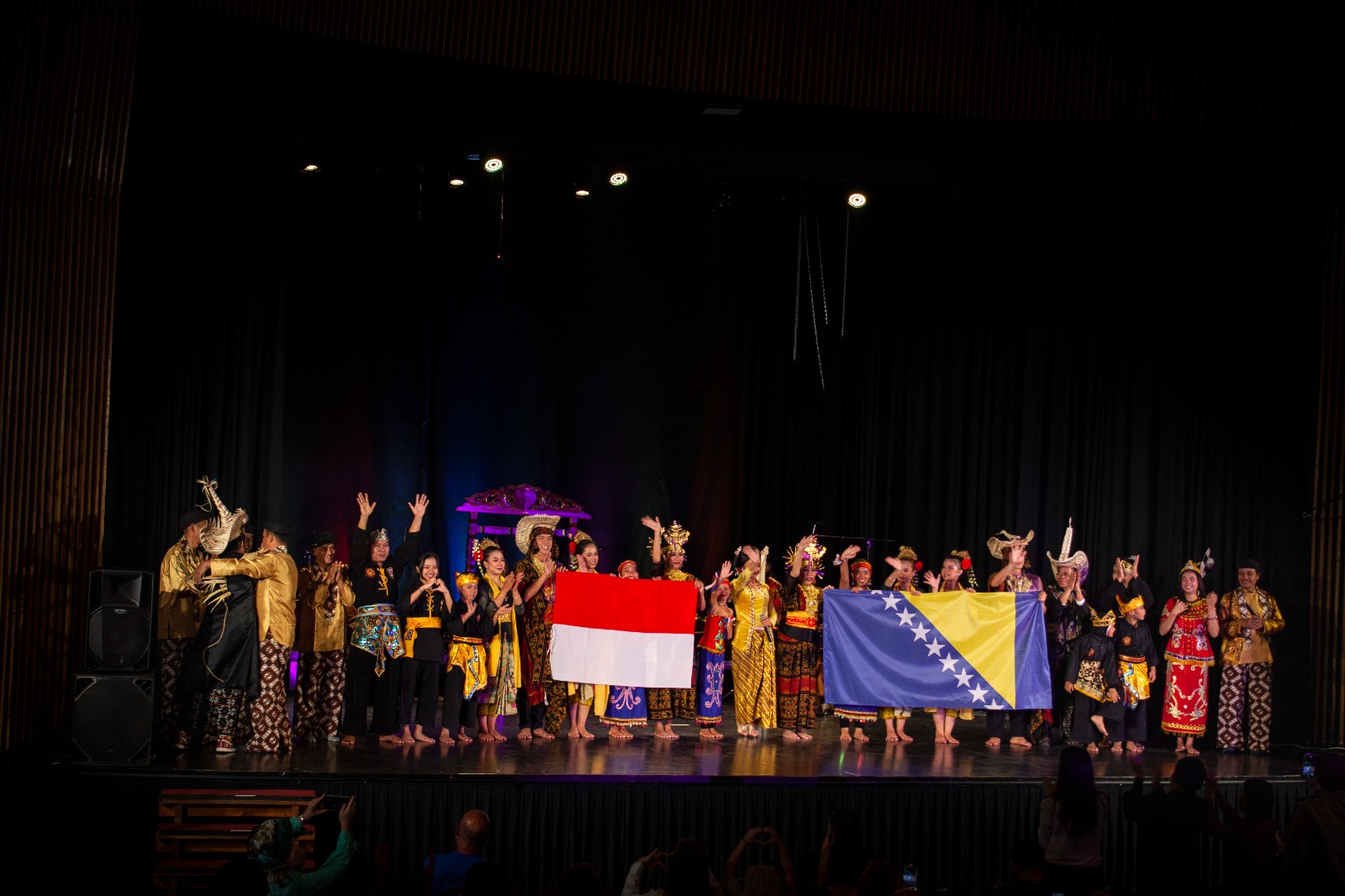 Foto 2 dari 5: Pencak Silat PSHW-TM Tampil di Bosnia-Herzegovina, Penonton Terkesima, Ingin Mereka Tampil Lagi ke Depannya