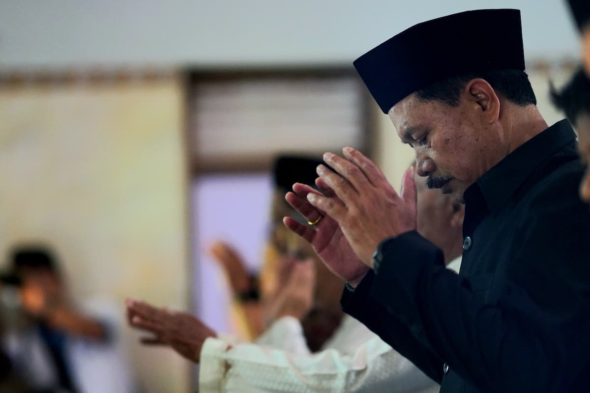 Foto 1 dari 9: Salat Jumat di Masjid Al Arowiyah, Wali Kota Laksanakan Ibadah Bareng Masyarakat