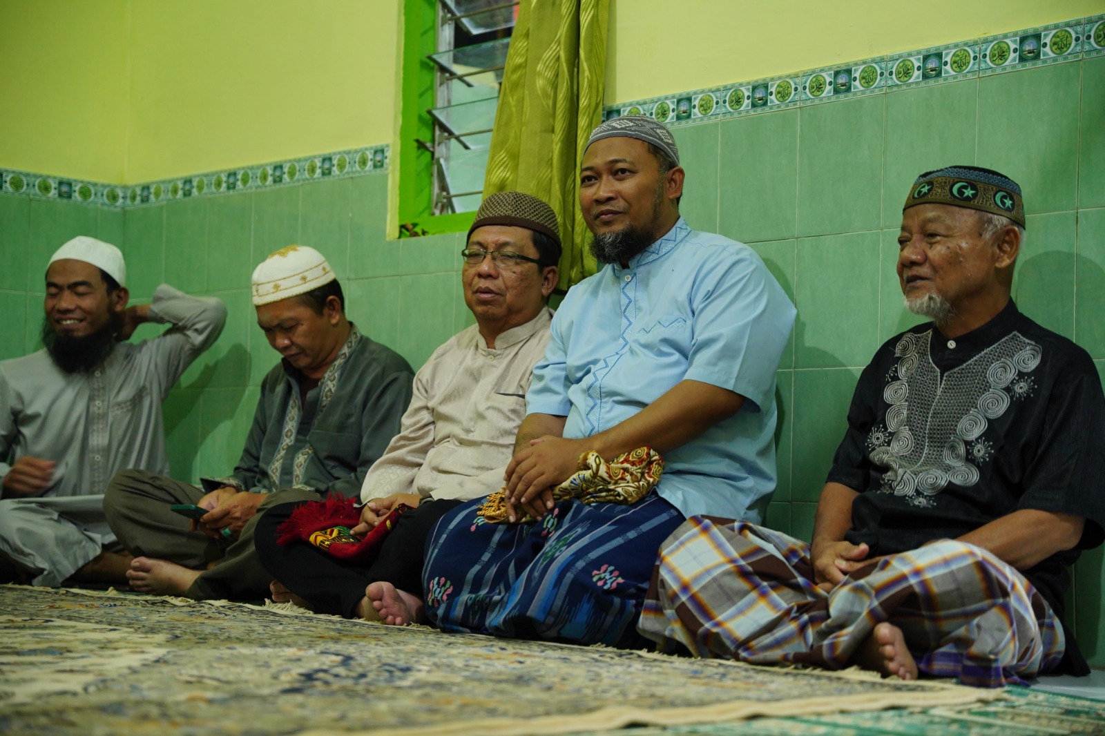 Foto 8 dari 10: Salat Isya di Musala Baitul Adzim gang Lodayan, Wali Kota Ajak Warga Makin Optimalkan Kawasan PRC