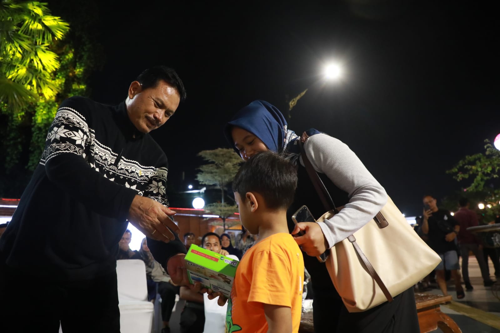 Foto 9 dari 12: Hadiri Pagelaran Seni, Wali Kota Juga Serahkan Hadiah Lomba Vocal Group di PSC
