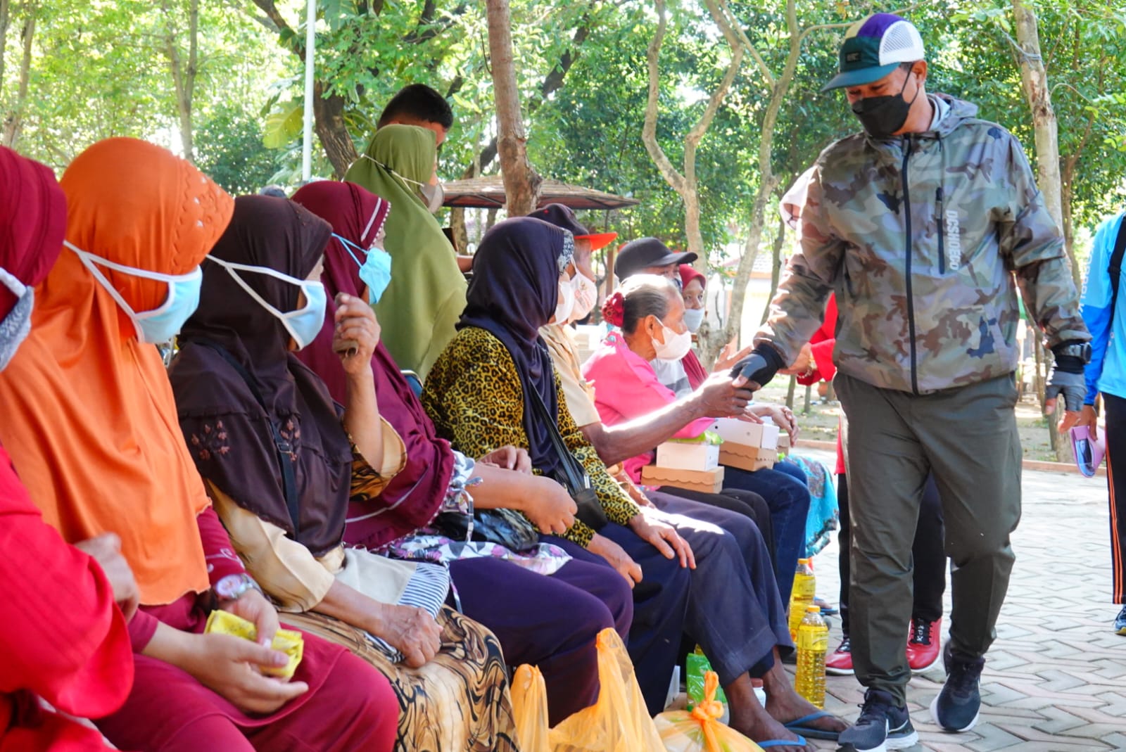 Foto 7 dari 11: Hadiri Kegiatan Bersama Masyarakat, Wali Kota Datangkan Warung Tekan Inflasi
