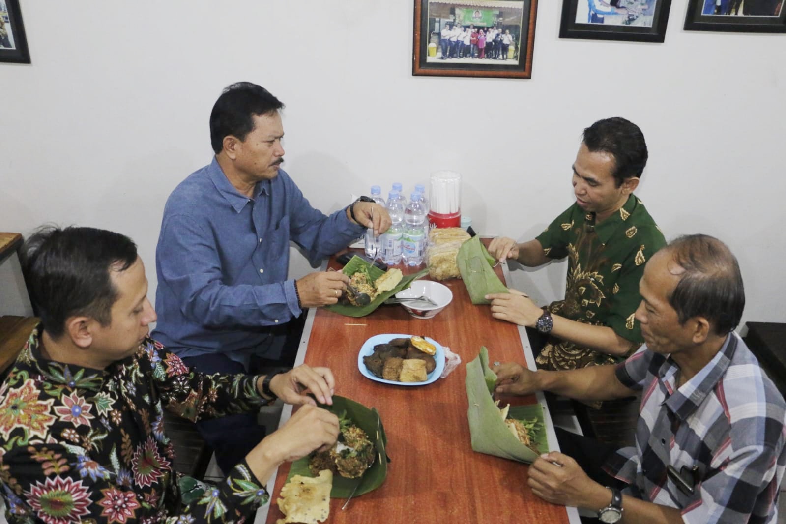 Foto 6 dari 9: Sambut Tim Juri Lomba Kampung KB Nasional, Wali Kota Suguhkan Makanan Khas Kota Pendekar
