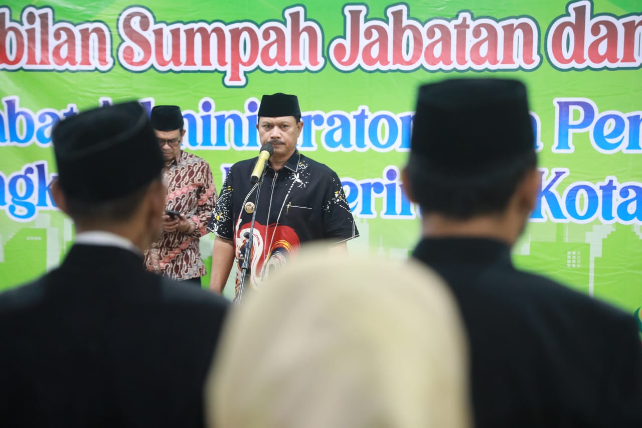 Foto 6 dari 15: Lantik 20 Pejabat, Wali Kota: Tugas Adalah Ibadah, Pejabat Harus Menjadi Contoh
